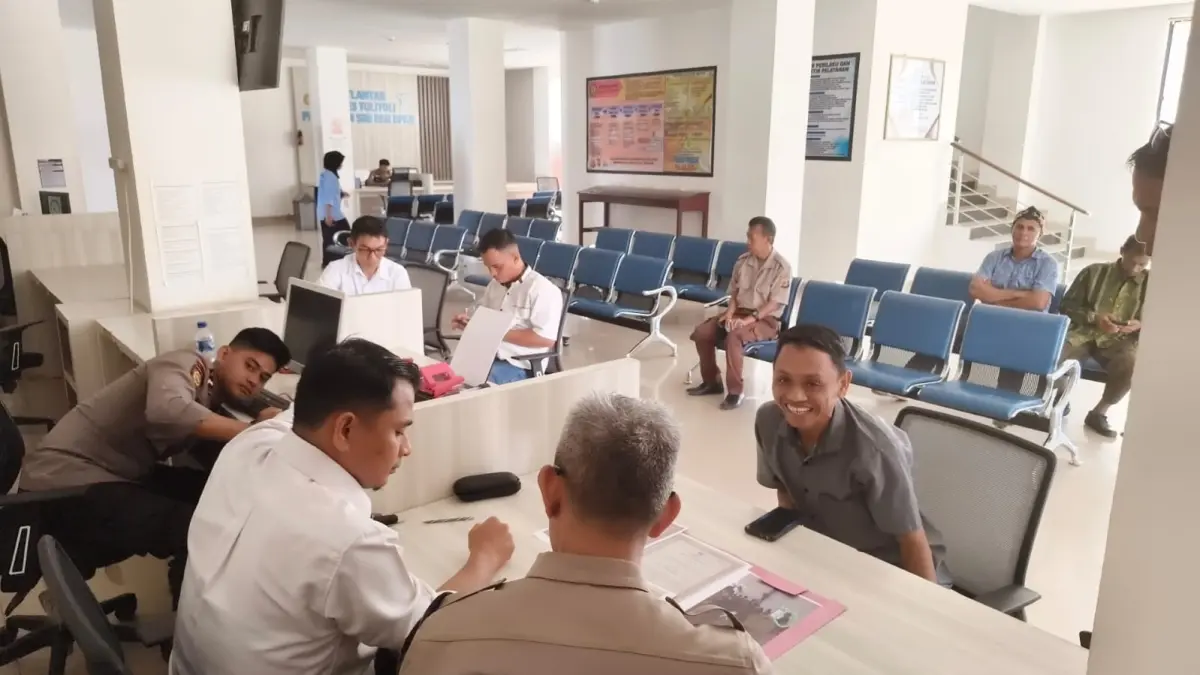 MELAPOR: Tampak Herman, saat melaporkan kasus tersebut ke SPK Polres Tolitoli, Senin (27/7/2026) kemarin.(FOTO: YUSLIH ANWAR/RADAR PALU)