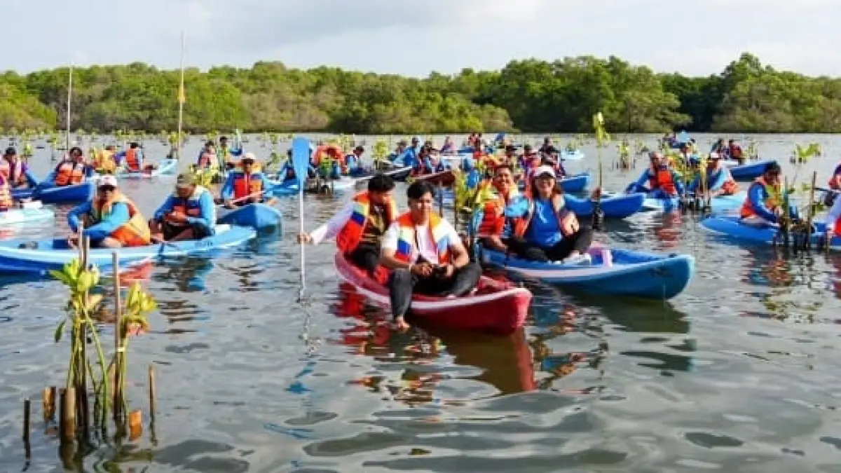 MENANAM: Tampak antusiasme menanam mangrove di peringatan Hari Mangrove Sedunia, PT. IMIP menanam satu juta pohon mangrove di 37 Provinsi, di Indonesia.(FOTO: DOK HUMAS PT. IMIP/RADAR PALU).
