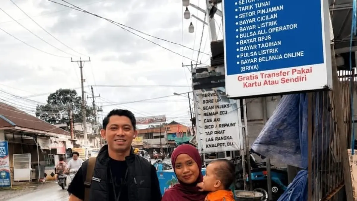 Muhammad Yusri Adis, pemilik Agen Surmila yang berlokasi di Desa Bahodopi, Kecamatan Bahodopi, Kabupaten Morowali.(FOTO: SUPRIYONO/RADAR PALU)
