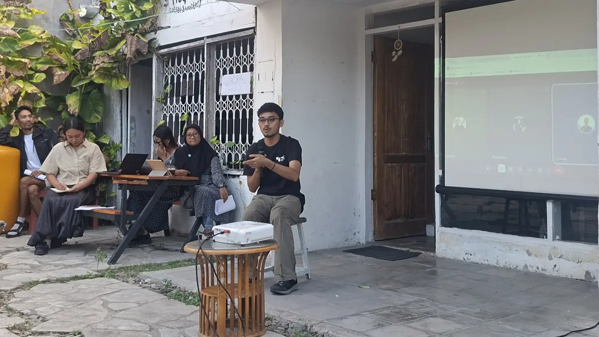 Peneliti Nur Amri Firmansyah memaparkan hasil riset mengenai Nompaova, tradisi nyanyian pengantar tidur masyarakat Kaili yang kini didorong untuk terus dilestarikan. FOTO : Annisa Tri Yusnida &nbsp;