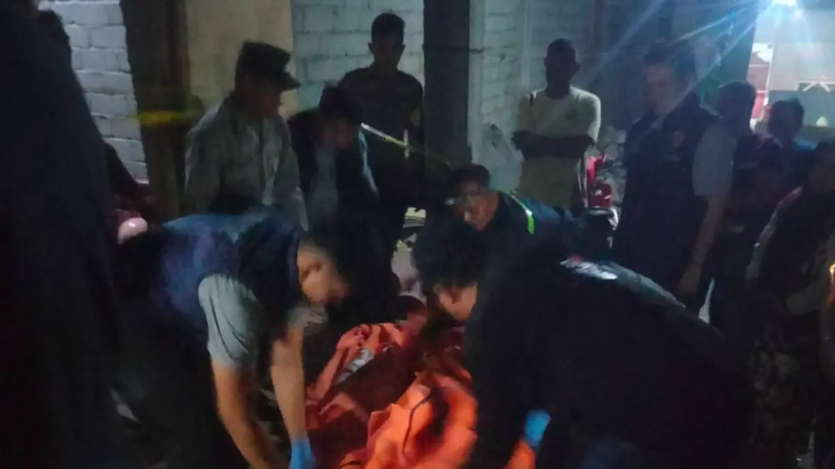 Personel Polresta Palu bersama Tim Inafis melakukan olah tempat kejadian perkara (TKP) sekaligus mengevakuasi para korban dalam peristiwa pembunuhan di Jalan PDAM, Kelurahan Duyu, Kecamatan Tatanga, Kota Palu, Minggu (26/7) malam.