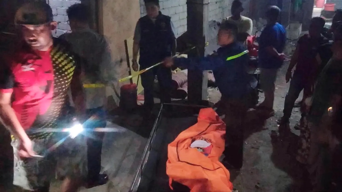 Petugas kepolisian melakukan olah tempat kejadian perkara (TKP) di lokasi dugaan pembunuhan satu keluarga di Jalan PDAM, Kelurahan Duyu, Kota Palu, Minggu (26/7/2026) malam.