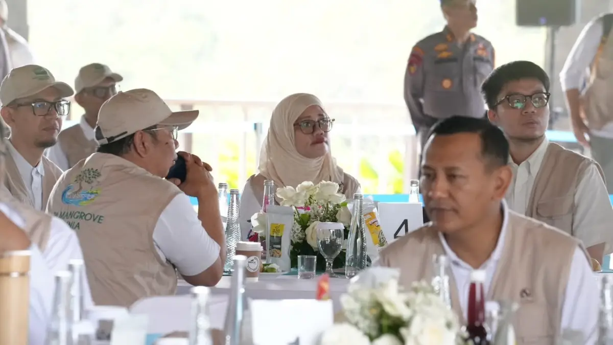 REHAT: Para pimpjnan PT IMIP saat rehat usai menanam pohon mangrove.(FOTO: DOK HUMAS PT.IMIP/RADAR PALU).
