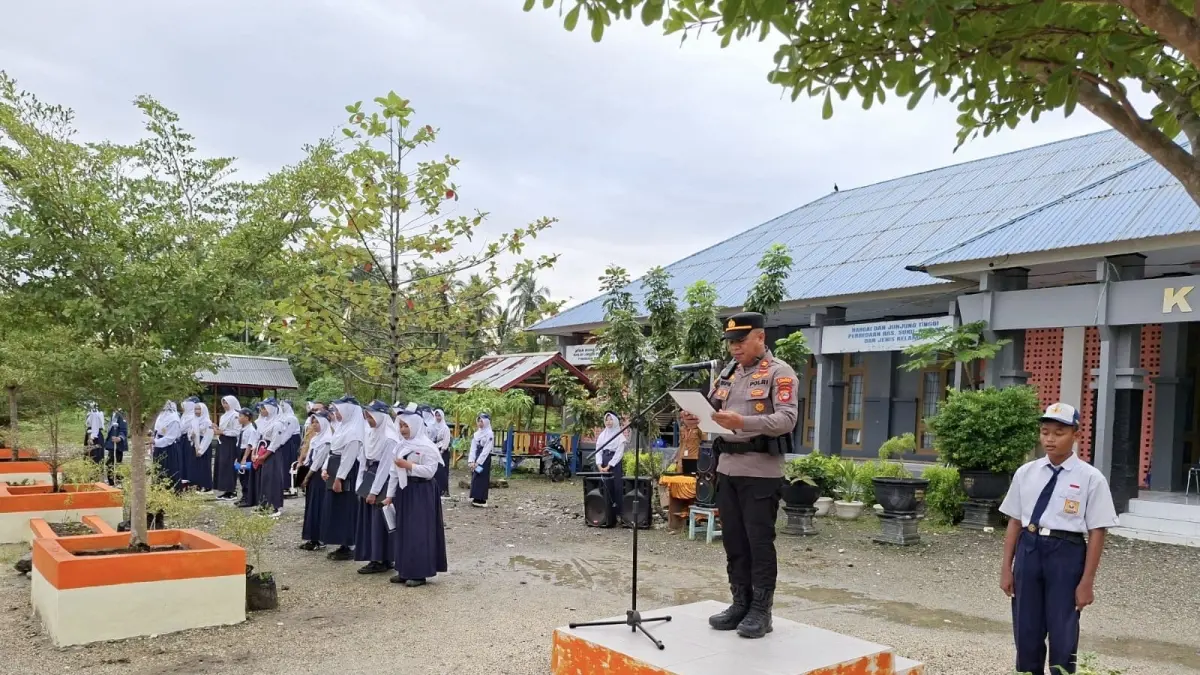 BINMAS: Polres Morowali melalui Sat Binmas melaksanakan kegiatan Police Goes to School di SMP Negeri 1 Bungku, Senin (27/7/2026).(FOTO: SUPRIYONO/RADAR PALU).
