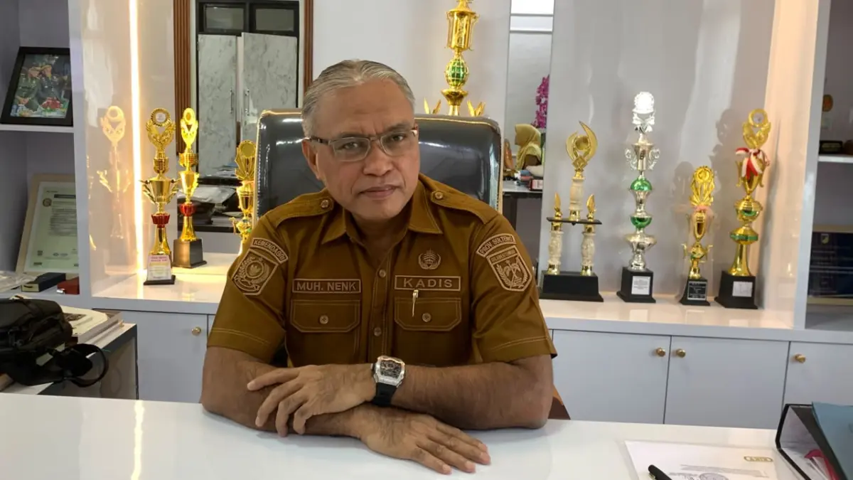 Kepala Dinas Perkebunan dan Peternakan Provinsi Sulawesi Tengah, Muhammad Nenk saat berada di ruangannya. (Rina/Radar Palu)