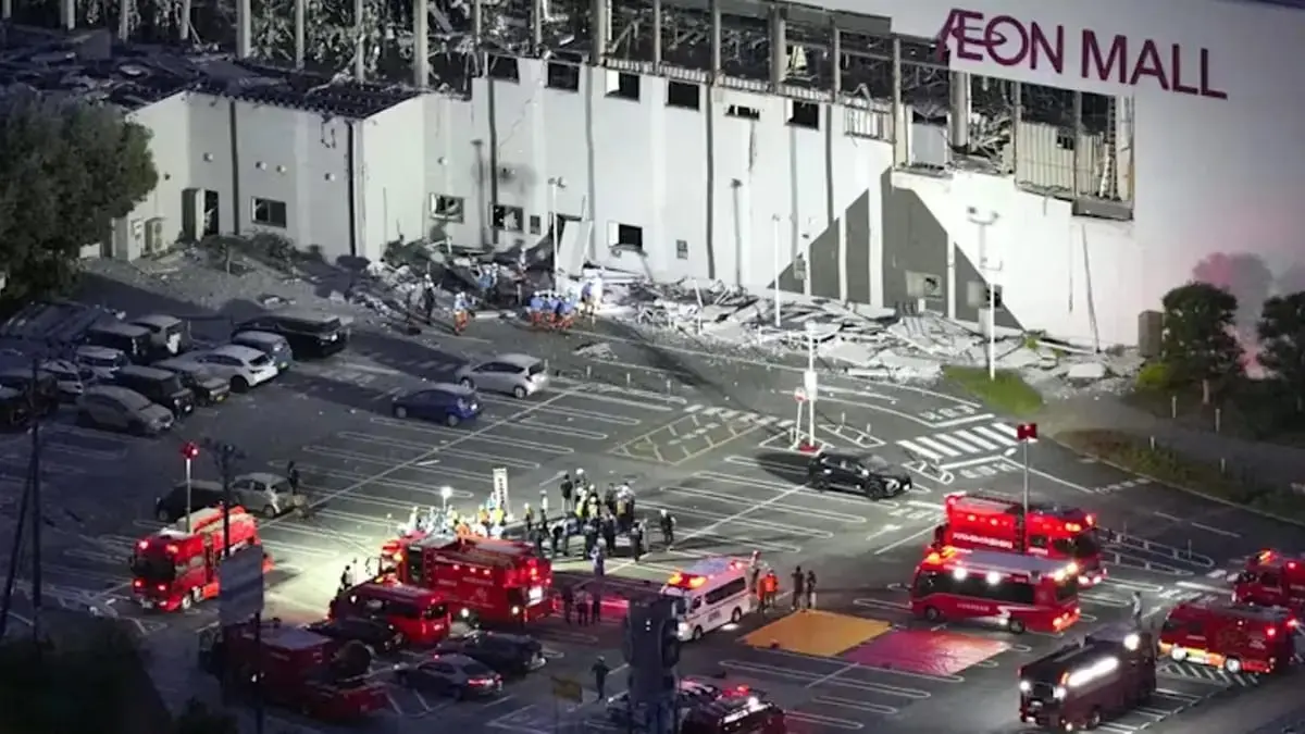 Kerusakan terlihat di pusat perbelanjaan AEON Mall di Kota Kashima, Prefektur Kumamoto, Jepang, setelah gempa M7,1 mengguncang wilayah tersebut, Selasa (28/7). Foto: Kyodo&nbsp;