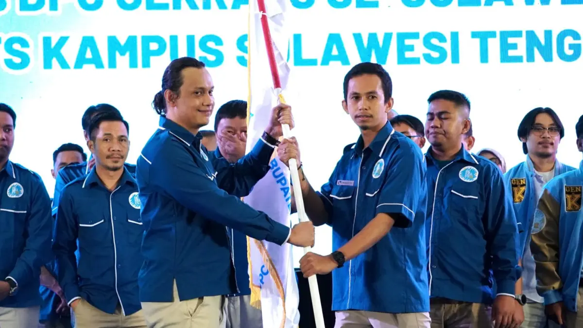 Ketua DPC GEKRAFS Kabupaten Donggala, Rehstaat H Pelu, menerima bendera pataka GEKRAFS usai resmi dilantik pada pengukuhan pengurus GEKRAFS se-Sulawesi Tengah periode 2026–2030 di Grand Sya Hotel Palu, Selasa (28/7).
