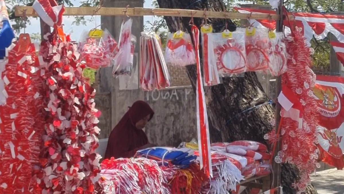 pedagang musiman bendera Merah Putih dan aneka atribut HUT ke-81 RI di Jalan Soekarno Hatta, Selasa (28/07). FOTO: MOH FATHAHILA