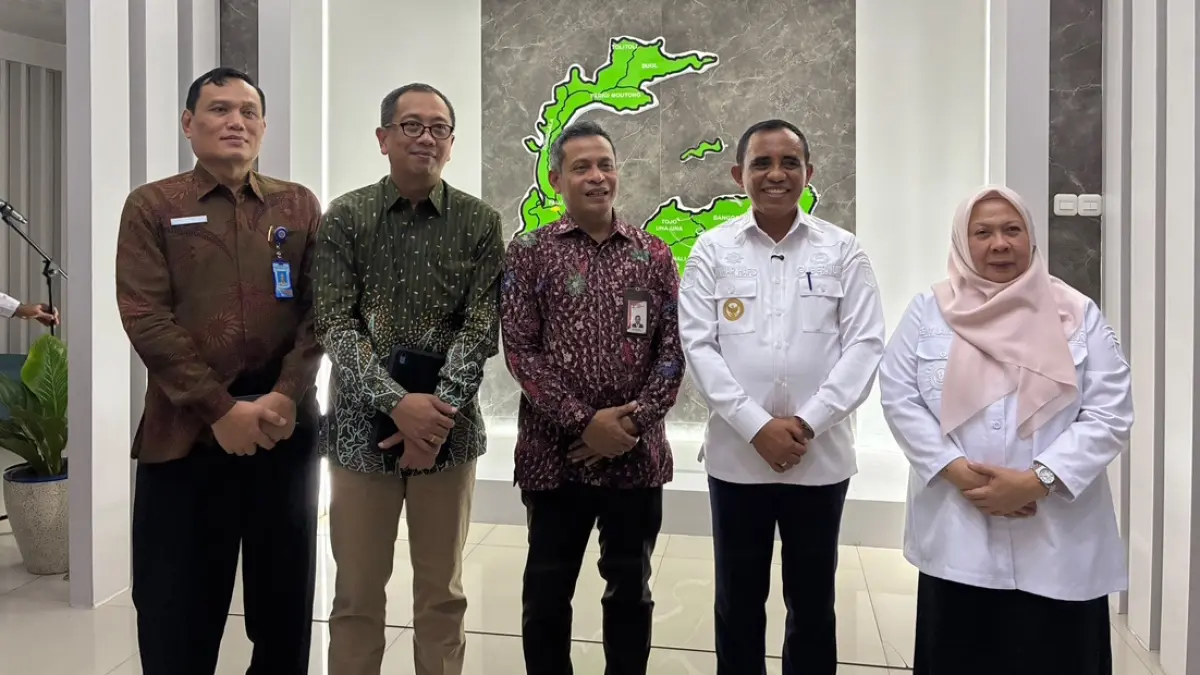 Gubernur Sulawesi Tengah Anwar Hafid (kedua dari kanan) didampingi Wakil Gubernur Reny A. Lamadjido (kanan) menghadiri konferensi pers usai Rapat Koordinasi Pencegahan Korupsi (Korsupgah) bersama Komisi Pemberantasan Korupsi (KPK) dan Kementerian ATR/BPN di Kantor Gubernur Sulawesi Tengah, Rabu (29/7/2026). Turut hadir Direktur Koordinasi dan Supervisi Wilayah IV KPK Edi Suryanto (ketiga dari kiri), Tenaga Ahli Menteri ATR/BPN Bidang Ekonomi Pertanahan Dedi Noor Cahyanto (kedua dari kiri), serta Tri Wibisono S,T., M.T Inspektur Wilayah II (kiri ujung). Rakor membahas percepatan sertifikasi aset daerah, reforma agraria, peningkatan pelayanan publik, dan penguatan tata kelola pemerintahan. FOTO: Annisa Nurul Wibdy 