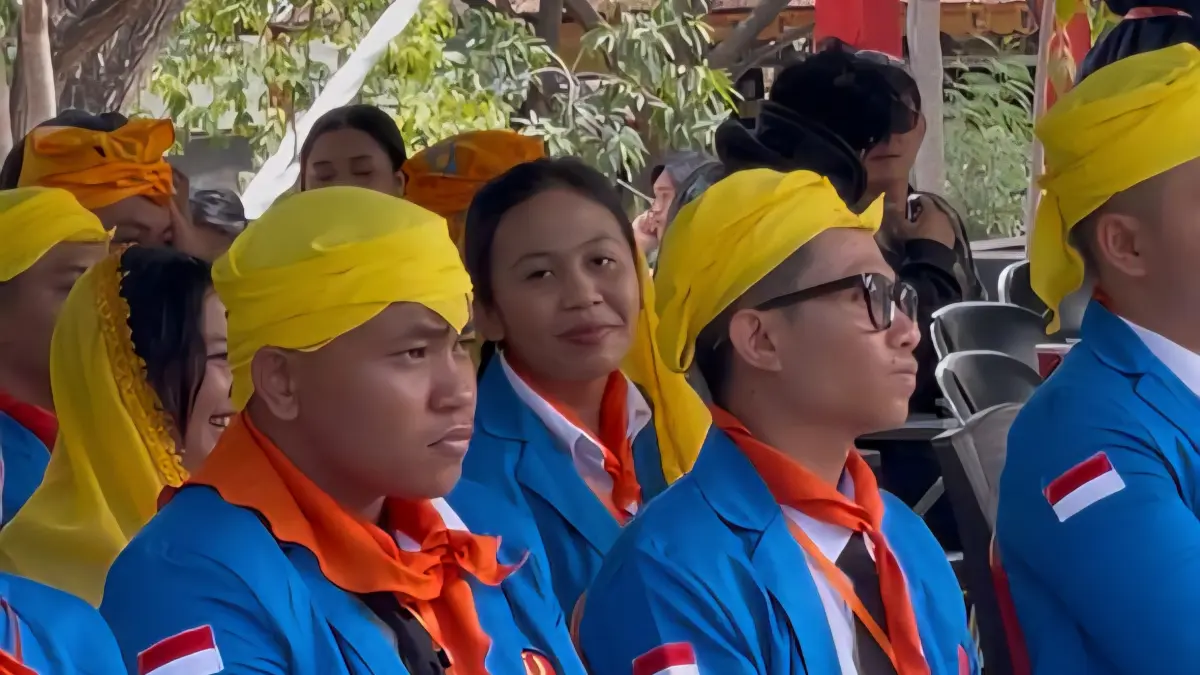 Mahasiswa baru mengikuti pembukaan PKKMB FISIP Universitas Tadulako 2026 di Kampus Untad, Rabu (29/7/2026). Kegiatan yang diikuti sekitar 870 mahasiswa baru tersebut mengangkat kearifan lokal Kaili melalui penggunaan busana adat siga bagi laki-laki dan sampolu bagi perempuan. FOTO: RAFFY AKBAR