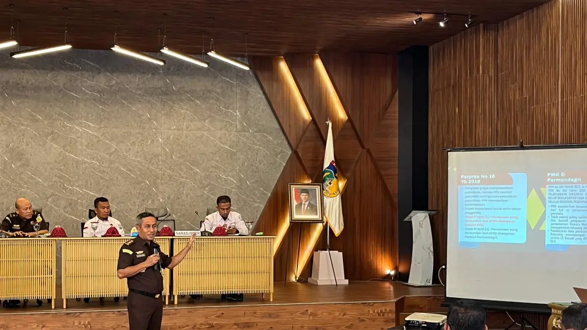 Kasipenkum Kejaksaan Tinggi Sulawesi Tengah, Laode Abdul Sofian, memaparkan materi tentang mitigasi risiko hukum addendum kontrak akibat keterlambatan penyelesaian pekerjaan pengadaan barang dan jasa pemerintah dalam kegiatan Penerangan Hukum di Aula Auditorium Kantor Wali Kota Palu, Rabu (29/7).