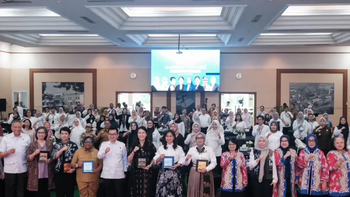 Foto bersama Wakil Menteri Pariwisata, Ni Luh Puspa dalam kegiatan Women