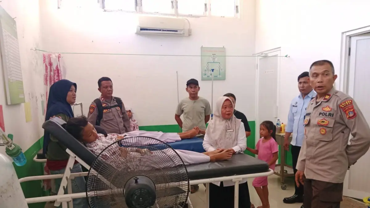 KERACUNAN: Tampak siswa yang mengalami keracunan saat dirawat di rumah sakit.(FOTO: ISTIMEWA/RADAR PALU).
