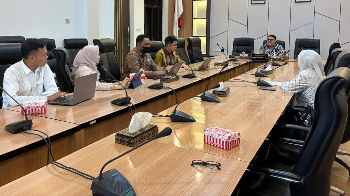 Komisi III DPRD Sulawesi Tengah bersama Tenaga Ahli DPRD membahas awal penyusunan Ranperda Tata Kelola Pertambangan yang masuk Propemperda 2027. FOTO: Annisa Nurul Wibdy 