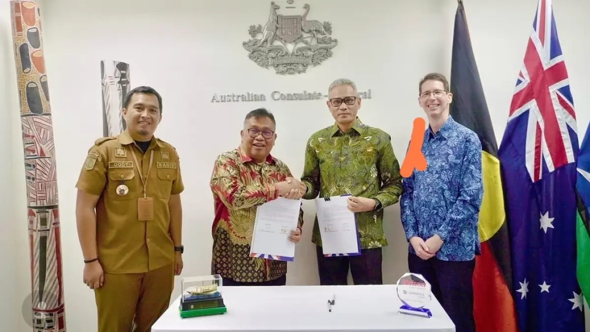 Konsul-Jenderal Australia di Makassar Todd Dias (kanan) bersama Bupati Takalar Mohammad Firdaus Daeng Manye (kedua dari kiri) dalam agenda kerja sama penguatan bahasa Inggris. FOTO: Instagram @konjenmakassar