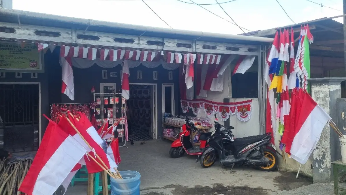 Lapak Pedagang Bendera Jalan Jaelankara Palu, Rabu (29/07). FOTO: MOH FATHAHILA