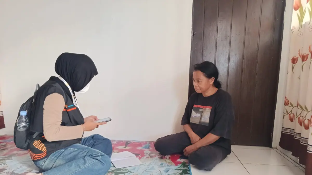 Petugas Pendata Lapangan Sensus Ekonomi di Kota Palu saat mendata seorang warga. (DOK: Petugas SE Kota Palu)