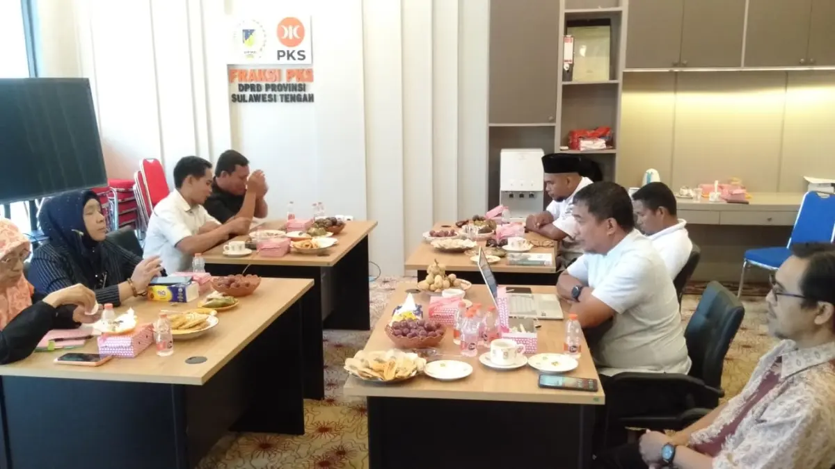 RAPAT: DPTW PKS Sulteng, menggelar rapat bersama jajaran Fraksi PKS DPRD Sulteng dalam rangka memperkuat sinergi, koordinasi, dan pelayanan kepada masyarakat.(FOTO: HUMAS FRAKSI PKS DPRD SULTENG/RADAR PALU).
