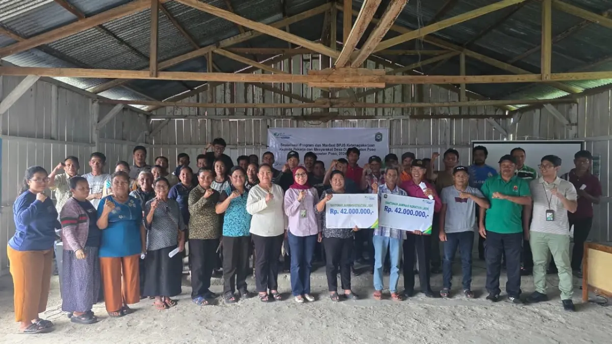 SERAHKAN: Kepala BPJS Ketenagakerjaan Poso, Sukma Sartika Sari menyerahkann secara simbolis santunan kematian kepada ahli waris Rp 42 juta, di Desa Bariri, Kabupaten Poso.(FOTO: ISTIMEWA/RADAR PALU). 