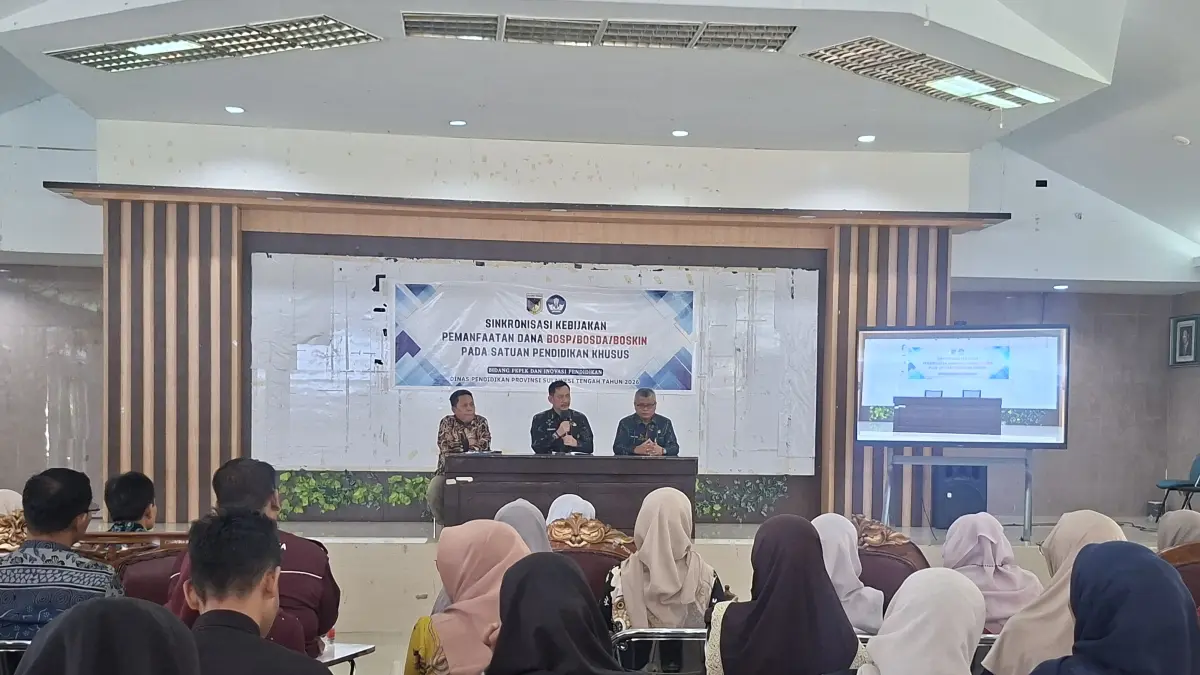 Kepala Dinas Pendidikan Provinsi Sulawesi Tengah menyampaikan paparan terkait peningkatan anggaran BOSDA, program revitalisasi sekolah, serta pentingnya akurasi data Dapodik dalam mendukung pembangunan infrastruktur pendidikan. FOTO : Annisa Tri Yusnida