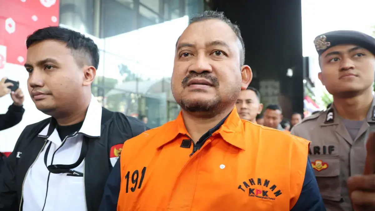 Bupati Pemalang Anom Widiyantoro mengenakan rompi oranye KPK saat keluar dari Gedung Merah Putih, Jakarta, Kamis (30/7/2026). FOTO: Dery Ridwansah/ JawaPos.com