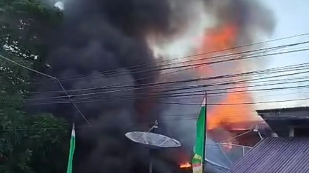 KEBAKARAN: Suasana kebakaran di kawasan Kilo 2, Kelurahan Bungin Timur, Kabupaten Banggai, warga bersama Damkar terus melakukan pemdaman, Kamis (30/7/2026).(FOTO; NENDRA PRASETYA/RADAR PALU).