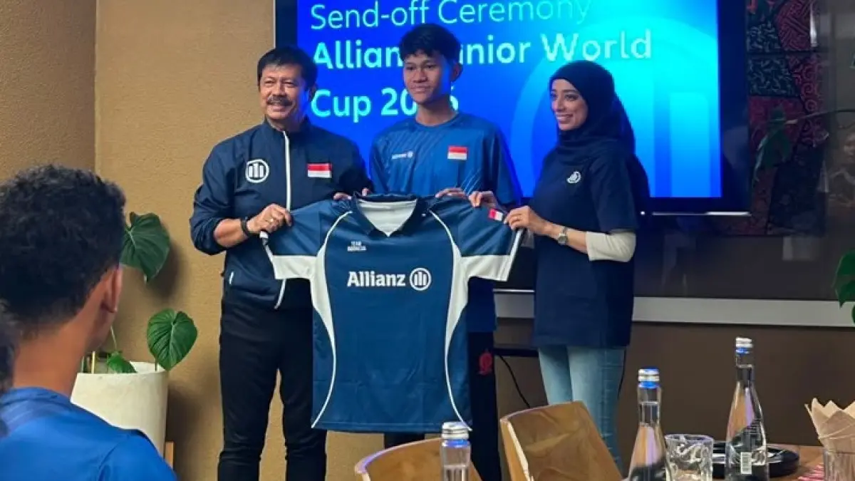 Marco (Aimar Al Adlu), pesepak bola muda asal Kota Palu, menerima jersey Allianz Indonesia Team dari pelatih kepala Indra Sjafri menjelang keberangkatan ke Allianz Junior World Cup 2026 di Taiwan.