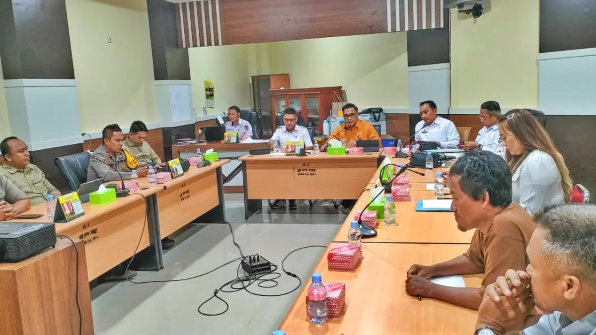 MEMPERTEMUKAN: Komisi I DPRD Morowali Utara mempertemukan masyarakat Peboa dengan perwakilan PT Enersteel dalam Rapat Dengar Pendapat yang digelar pada Rabu (29/7/2026). (FOTO: ISTIMEWA/RADAR PALU)