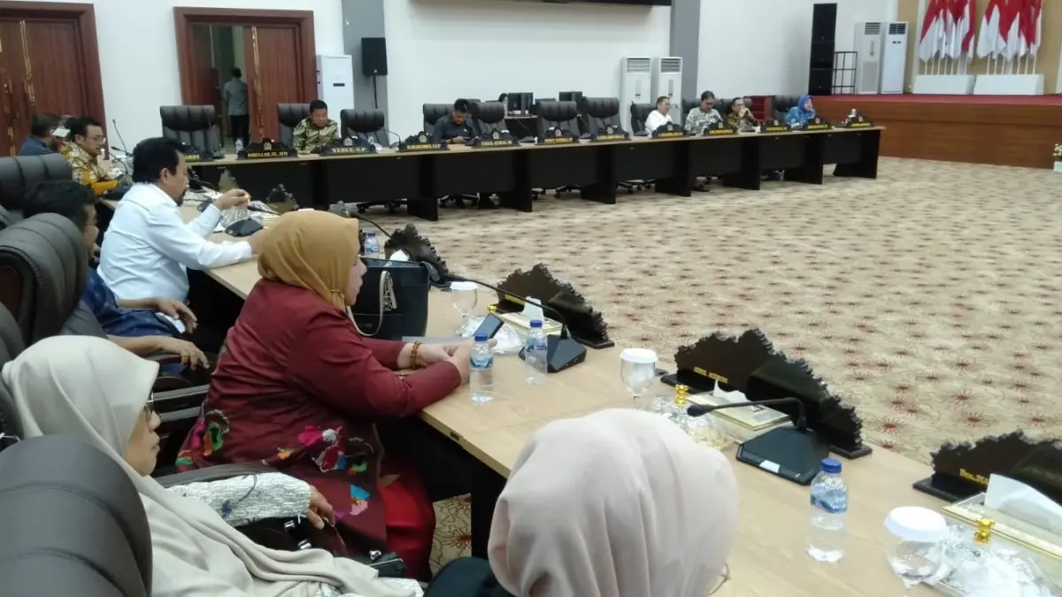 MENGHADIRI:  Ketua Fraksi PKS DPRD Sulteng, Bunda Wiwik, saat menghadiri kegiatan koordinasi antara DPRD Sulteng dan KPK R, dalam rangka penguatan tata kelola pemerintahan yang akuntabel.(FOTO: HUMAS PKS SULTENG/RADAR PALU).