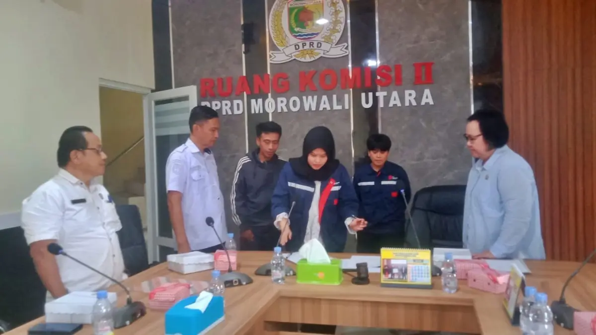 PENANDATANGANAN: Perwakilan PT Grand Dragon Transport menandatangani berita acara hasil RDP yang digelar di Ruang Komisi II DPRD Morowali Utara, Rabu (29/7/2026). (FOTO: ISTIMEWA/RADAR PALU). 