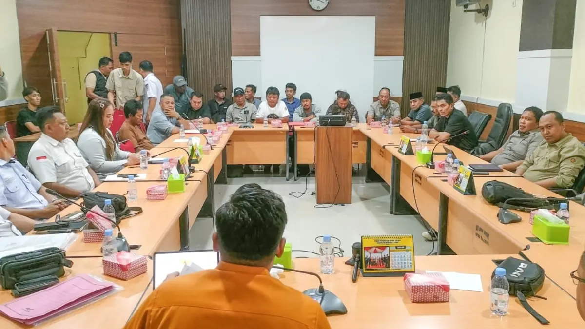 RAPAT: Komisi I DPRD Morut menggelar RDP tindak lanjut pengaduan delapan pemilik lahan yang tak masuk daftar CPP 266 Desa Towara, Rabu (29/7/2026). (FOTO: ISTIMEWA/RADAR PALU)