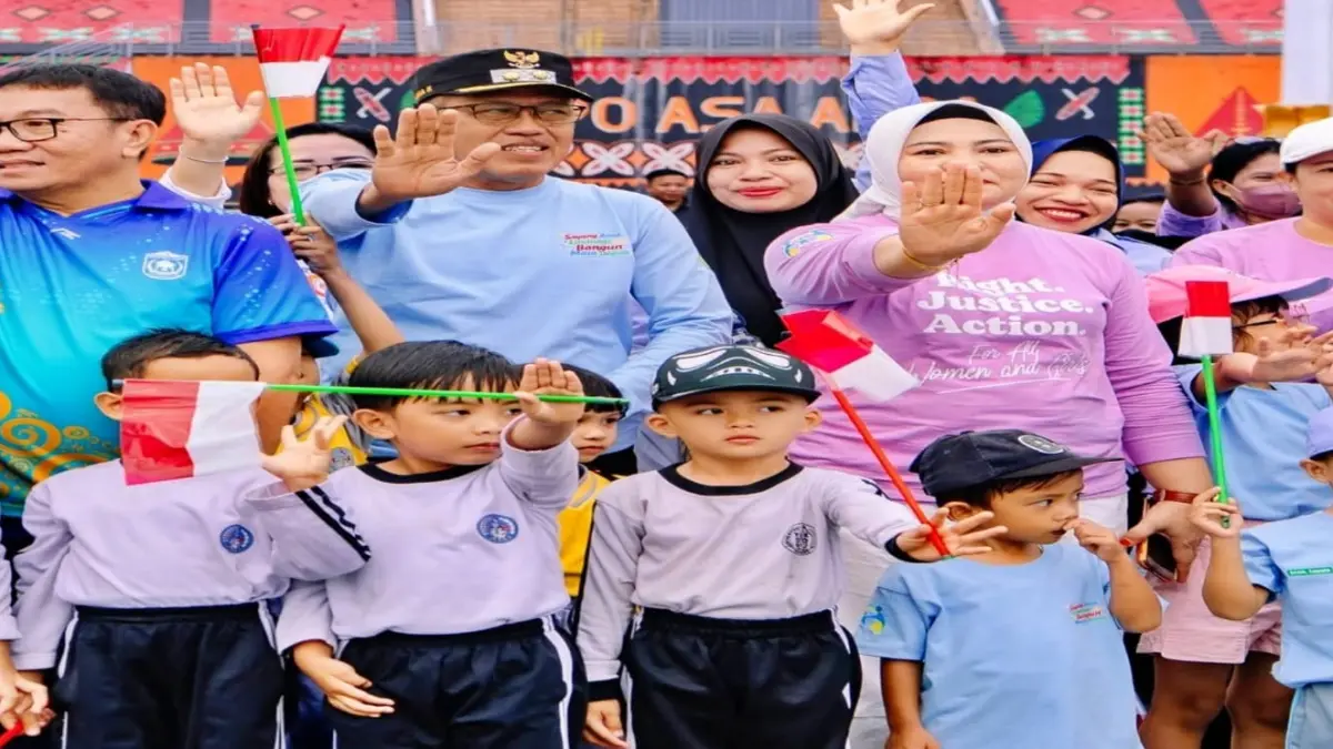 MENGAJAK: Wabup Morut H. Djira Kendjo mengajak seluruh masyarakat ikut menciptakan lingkungan yang aman, nyaman, dan ramah bagi perempuan serta anak melalui kampanye stop kekerasan terhadap Perempuan dan Anak yang digelar di Pelataran Kantor Bupati, Jumat (31/7/2026). (FOTO: ISTIMEWA/RADAR PALU)
