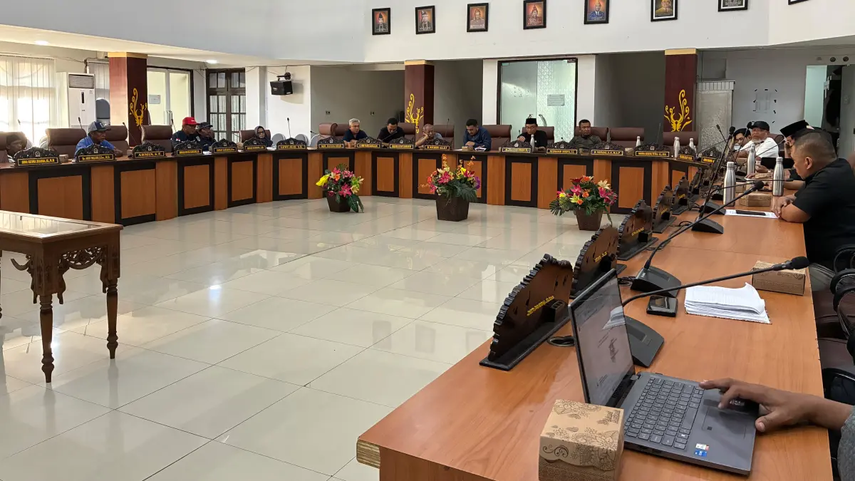 Gabungan Komisi B dan C DPRD Kota Palu menggelar RDP bersama Perumda AVO dan warga Huntap Satelit Balaroa membahas persoalan pelayanan air bersih, Jumat (31/7/2026). FOTO: Annisa Nurul Wibdy 