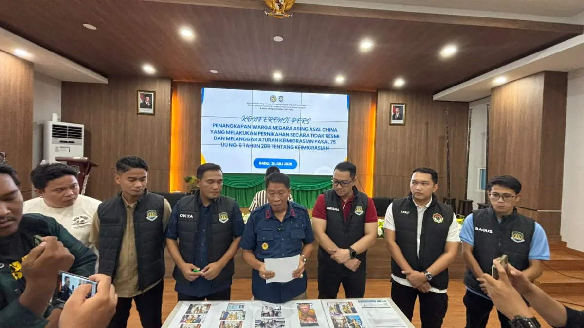 Kantor Imigrasi Kelas I TPI Palu Melakukan Konferensi Pers Perencanaan Deportasi WNA China yang Melangsungkan Pernikahan Dengan Warga Buol, Kamis (30/07). FOTO: TASWIN