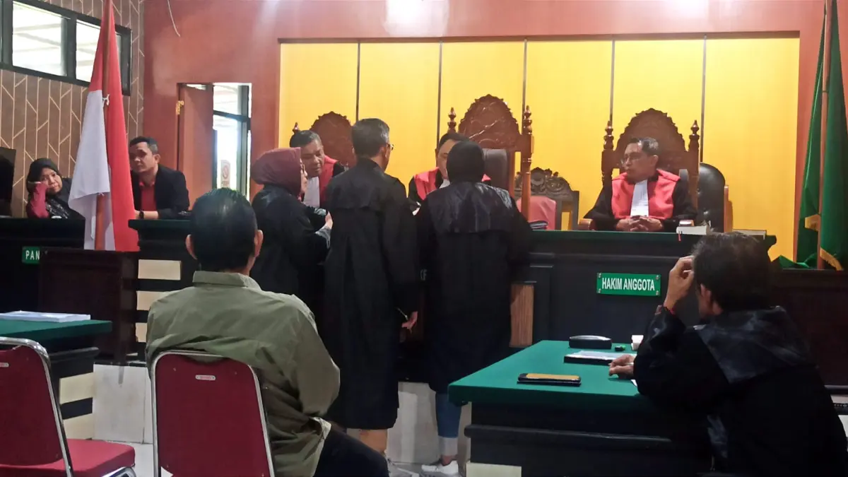 Mantan Plt Bupati Morowali, Rahmansyah Ismail, mengikuti sidang pembacaan tuntutan perkara dugaan korupsi pengadaan tanah dan bangunan untuk mess Pemerintah Kabupaten Morowali di Pengadilan Tipikor Palu, Jumat (31/7). Foto : Wahono 