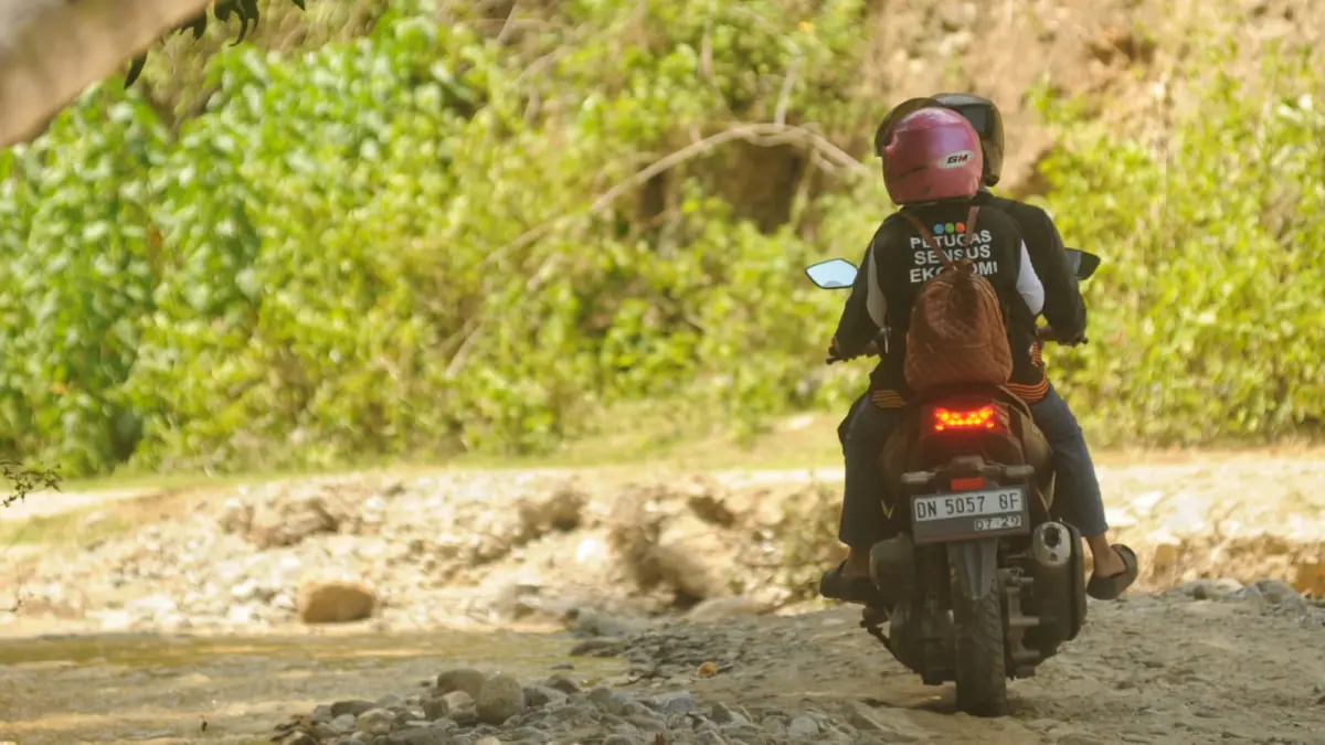 Petugas sensus ekonomi 2026 menuju Uwentumbu, wilayah yang berada di Kelurahan Kawatuna, Kecamatan Mantikulore, Kota Palu.