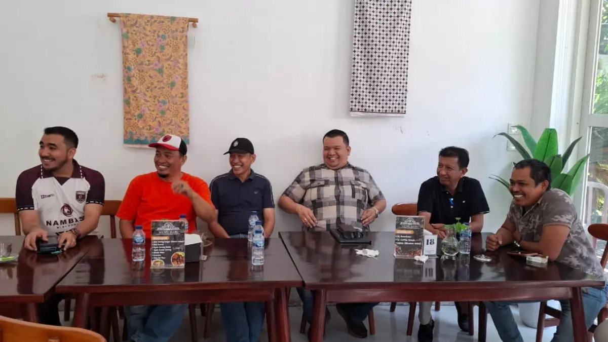 Suasana akrab. DPRD Kota Palu bersama Sekretaris DPRD menggelar pertemuan santai sambil makan dan ngopi bersama di Cafe Roemah Balkot, Jalan Balai Kota, Jumat (31/7/2026). FOTO: Annisa Nurul Wibdy. 