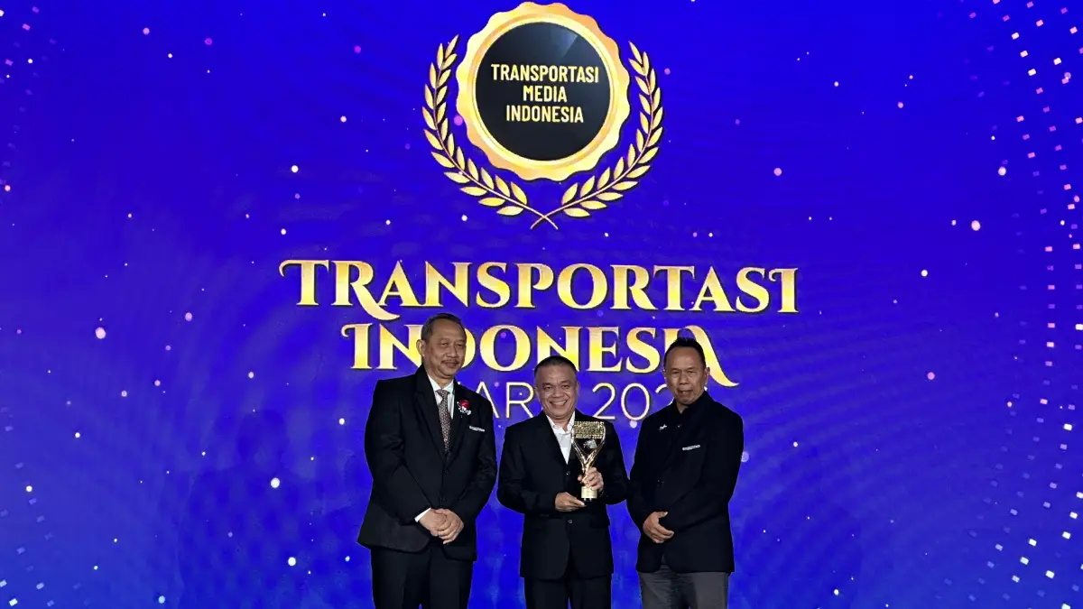 Wali Kota Palu Hadianto Rasyid menerima penghargaan pada ajang Transportasi Indonesia Award 2026 atas komitmennya mengembangkan transportasi publik yang terjangkau. FOTO : PROKOPIM SETDA KOTA PALU
