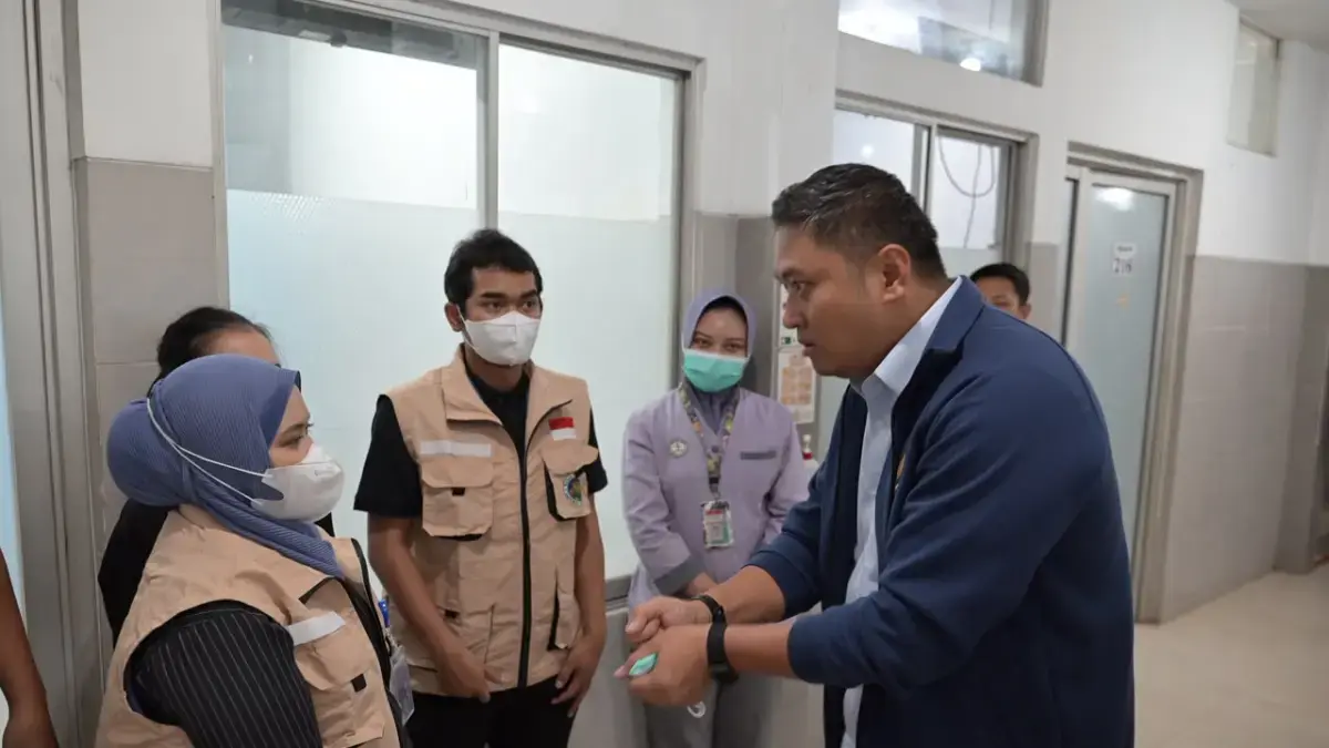 Kepala Badan Gizi Nasional (BGN) Sudaryono menjenguk korban dugaan keracunan Program Makan Bergizi Gratis (MBG) di sejumlah rumah sakit di Semarang, Sabtu (1/8/2026). FOTO: ISTIMEWA/JAWA POS&nbsp;
