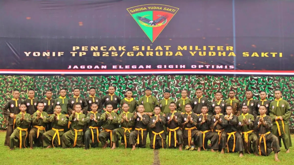 BERSAMA: Danyonif TP 825/Garuda Yudha Sakti (GYS), Letkol Inf. Alkomar,bersama anggota di Kompi Molino, Kecamatan Petasia Timur, Kabupaten Morowali Utara. (FOTO: ISTIMEWA/RADAR PALU)
