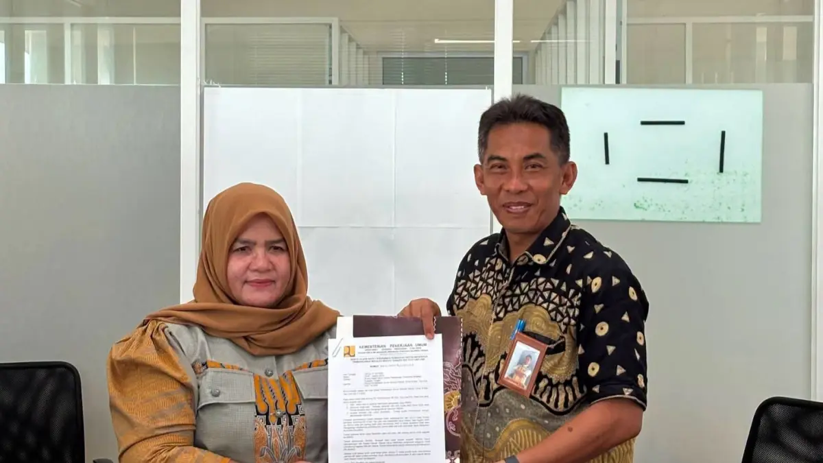 RAKOR: Wabup Touna, Hj. Surya Lapasiri, menyerahkan dokumen pasca rakor membahas prasarana strategis nasional.(FOTO: HERIYANTO LIMAHU/RADAR PALU).