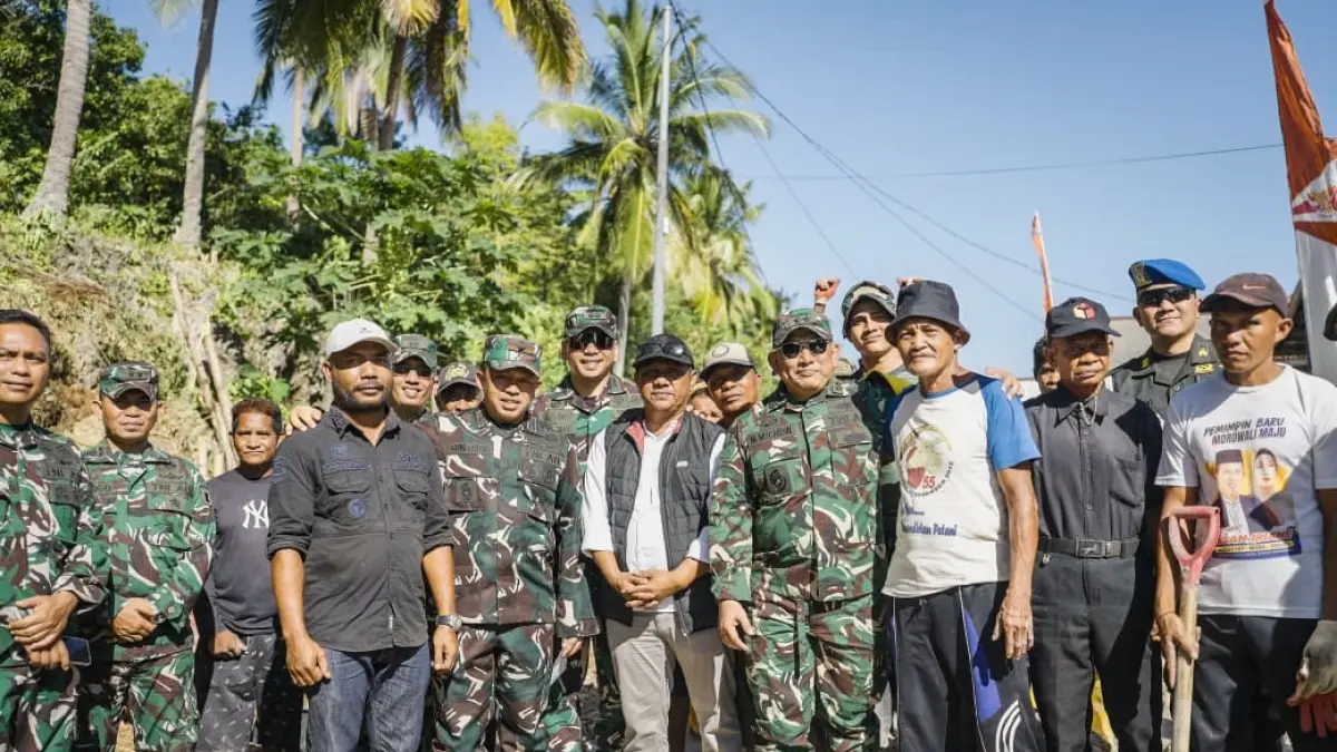 ROMBONGAN: Tim Wasev Mayjen TNI Muh. Muchidin &nbsp;bersama rombongan dan &nbsp;masyarakat Desa Kepulauan Umbele.(FOTO: ISTIMEWA/RADAR PALU).

