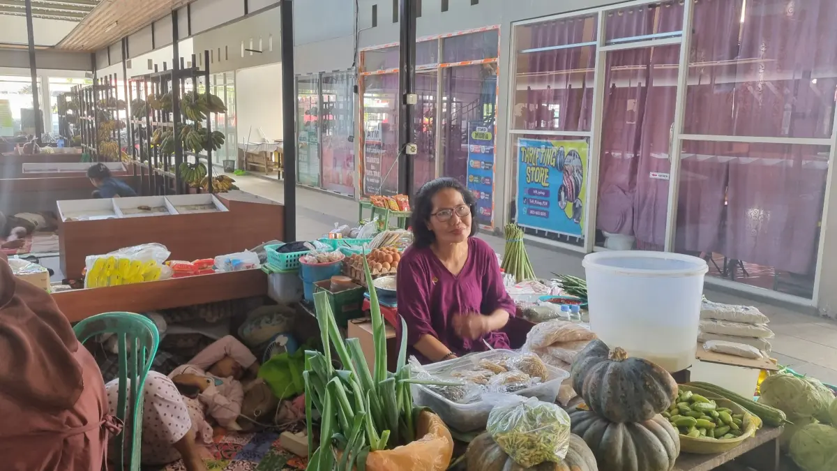 Siti, Salah Satu Pedagang Sayur di Pasar Tavanjuka, Jl. I Gusti Ngurah Rai, Kota Palu, Minggu (2/8/2026). FOTO: MOH FATHAHILA