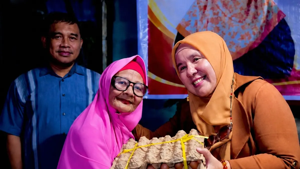 BANTUAN: Ketua Fraksi PKS DPRD Sulteng, Bunda Wiwik, saat berkesempatan menyerahkan bantuan pangan murah, kepada salah seorang warga Kota Palu.(FOTO: HUMAS FRAKSI PKS DPRD SULTENG/RADAR PALU)