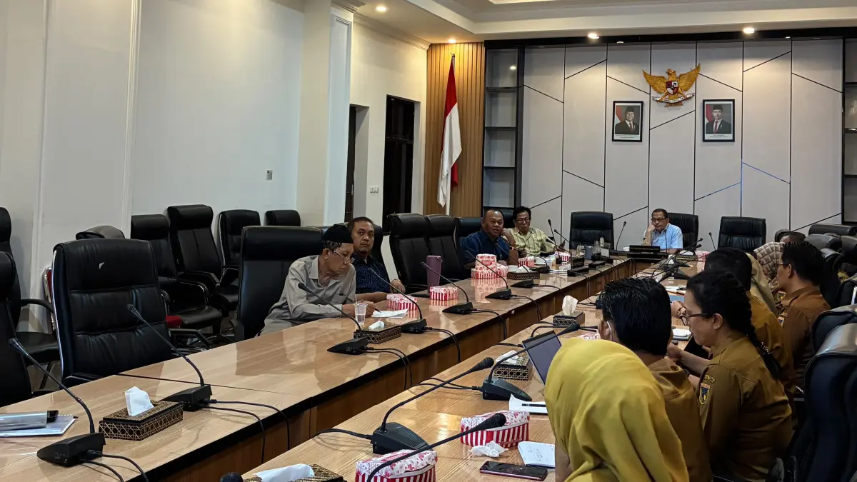 Ketua Pansus Mohammad Nurmansyah Bantilan memimpin rapat bersama OPD di Ruang Baruga Lantai III DPRD Provinsi Sulawesi Tengah, Jalan SamRatulangi, Senin (3/8/2026), membahas penyelesaian konflik agraria di Kabupaten Tolitoli. FOTO: Annisa Nurul Wibdy 