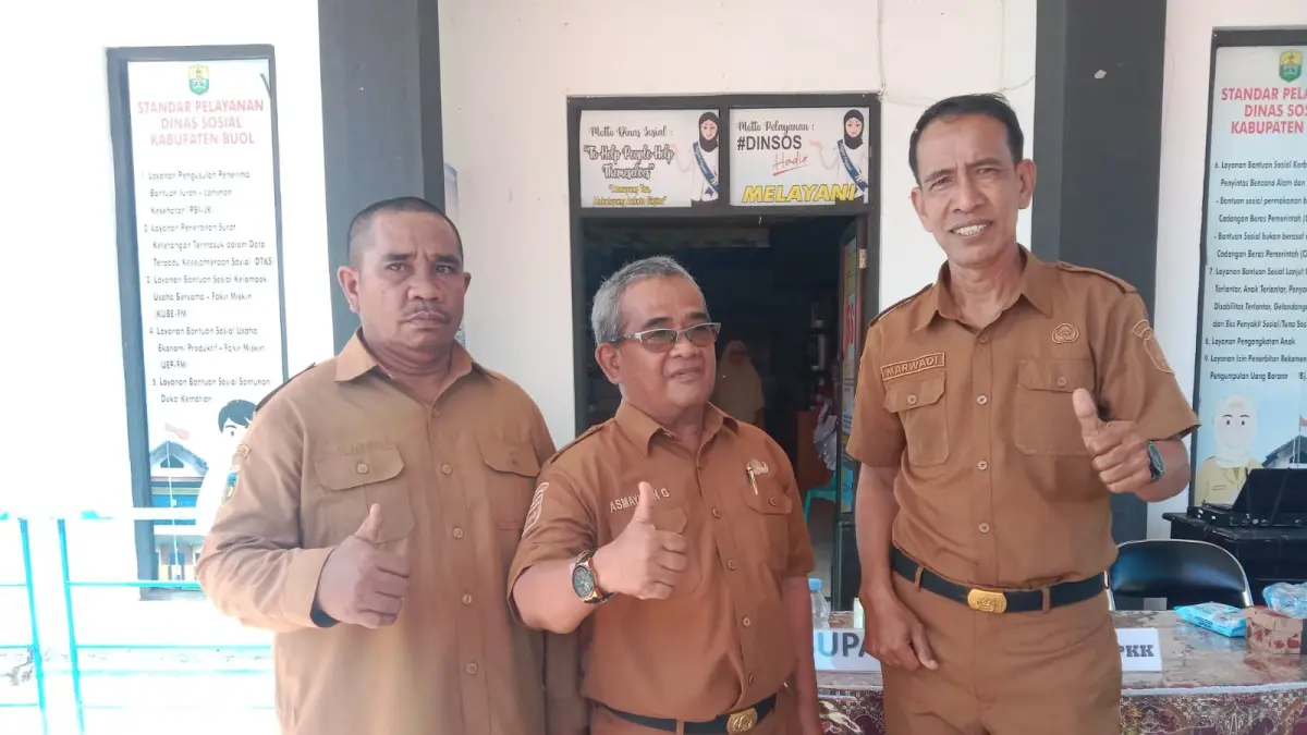 MANFAAT: Kadis Sosial Kabupaten Buol, H. Asmayudin Gontjeng (tengah), usai menyerahkan bantuan kepada penerima manfaat di Kabupaten Buol,(FOTO: HUMAS DINAS KOMINFO KABUPATEN BUOL/RADAR PALU). 