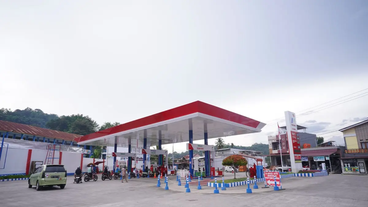 Pertamina Patra Niaga Regional Sulawesi memperkuat koordinasi pengaturan antrean BBM di Kota Palu agar distribusi energi tetap lancar tanpa mengganggu aktivitas masyarakat.&nbsp;