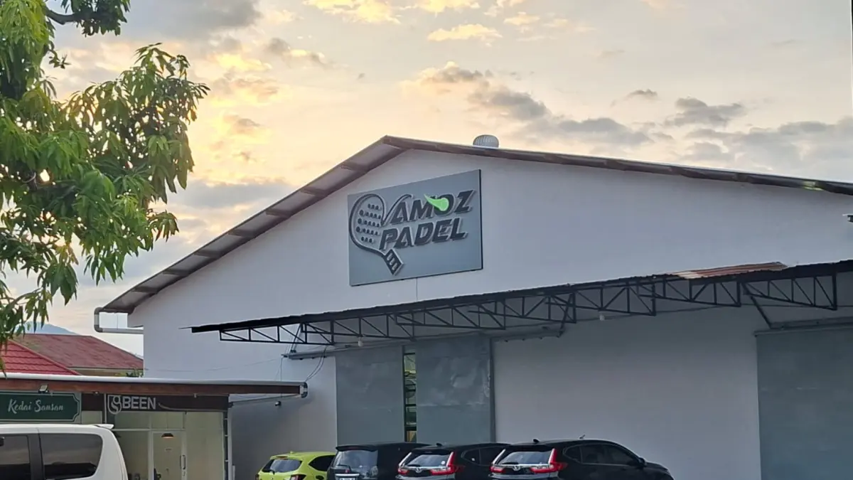 Salah satu bangunan di Kota Palu yang beralih fungsi dari Gudang menjadi Lapangan Padel. FOTO : Annisa Tri Yusnida