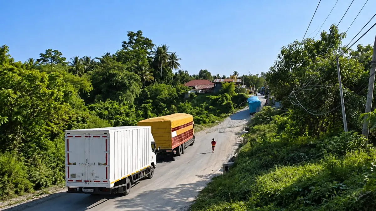 Sebuah truk melintang di ruas Jalan Trans Sulawesi, Desa Watuawu, Kecamatan Lage, Kabupaten Poso, setelah gagal melintasi badan jalan yang amblas. Kondisi tersebut membuat kendaraan lain, terutama truk, tidak dapat melintas. (Istimewa)