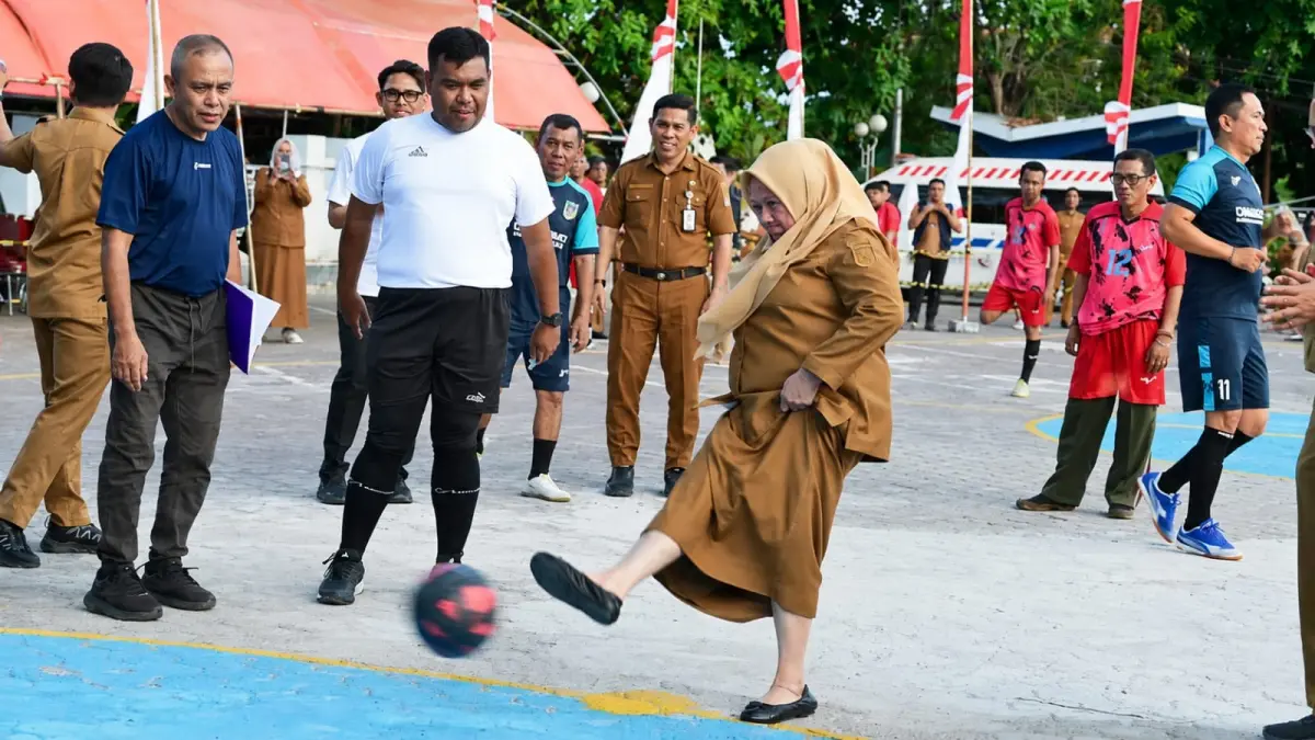 Wagub Sulteng Reny A Lamadjido mulakan Turnamen Sepak Bola Dangdut antar ASN dan pejabat struktural Pemprov Sulteng ditandai laga perdana tim DPMPTSP melawan PMD di Lapangan Parkir Pogombo, Senin (3/8/2026). FOTO: BIRO ADPIM SULTENG&nbsp;